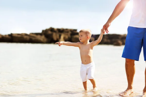 Pai se divertindo na praia com seu filho — Fotografia de Stock