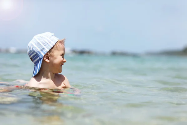 Mały chłopiec na wakacje na plaży — Zdjęcie stockowe