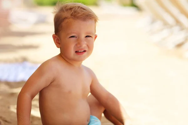 Mały chłopiec na wakacje na plaży — Zdjęcie stockowe