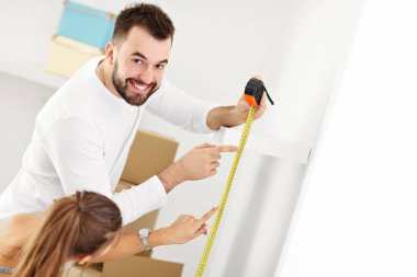 Dışarı ya da yeni eve taşıdıktan mutlu yetişkin çift