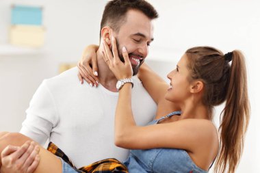 Mutlu yetişkin çift dışarı ya da yeni eve taşıdıktan gösteren resim