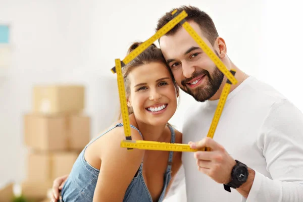 Happy adult couple moving out or in to new home — Stock Photo, Image