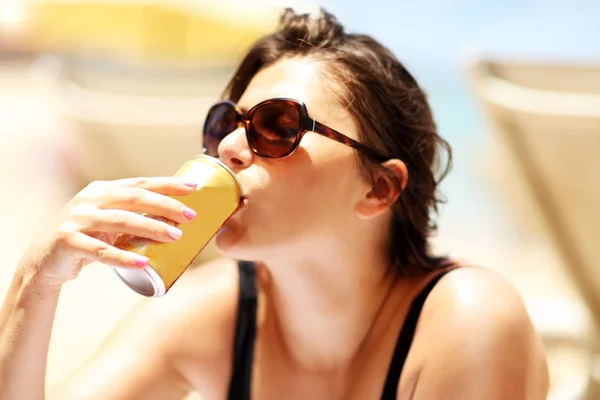 Mujer feliz relajándose en la playa en verano — Foto de Stock