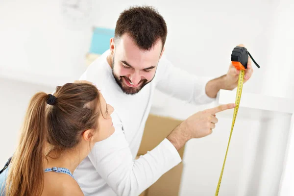 Casal adulto feliz mudando-se ou para casa nova — Fotografia de Stock