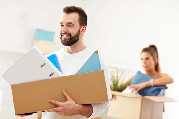 Gelukkige volwassen paar uit of in verhuizen naar nieuw huis — Stockfoto