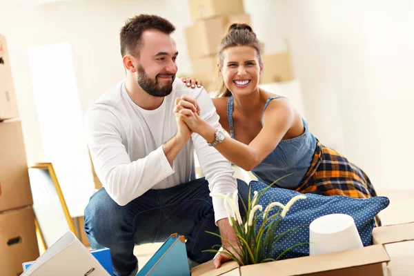 Gelukkige volwassen paar uit of in verhuizen naar nieuw huis — Stockfoto