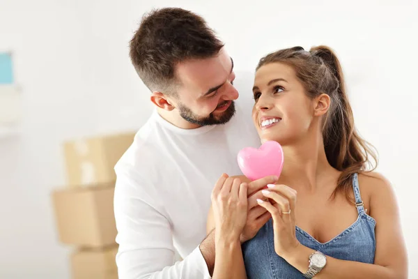 Afbeelding Van Gelukkige Volwassen Paar Uit Verhuizen Naar Nieuw Huis — Stockfoto