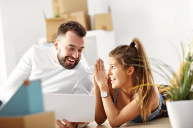 Dışarı ya da yeni eve taşıdıktan mutlu yetişkin çift