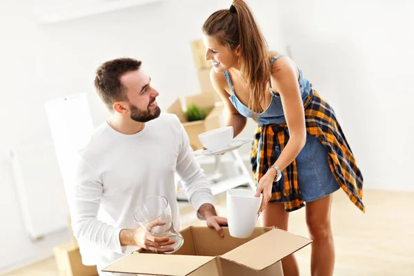 Gelukkige volwassen paar uit of in verhuizen naar nieuw huis — Stockfoto