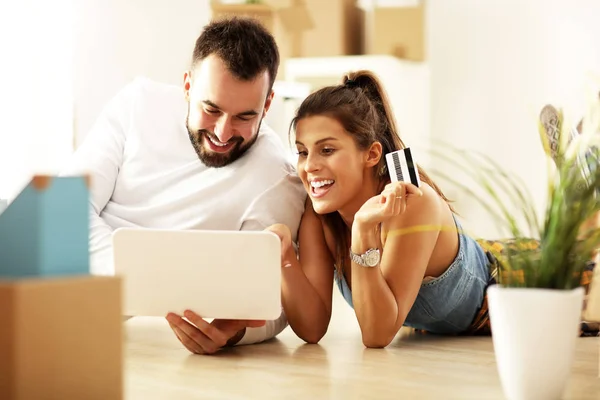 Casal adulto feliz mudando-se ou para casa nova — Fotografia de Stock