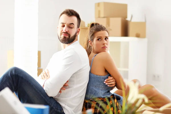 Gelukkige volwassen paar uit of in verhuizen naar nieuw huis — Stockfoto