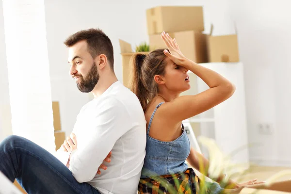 Glückliches erwachsenes Paar zieht aus oder in ein neues Zuhause — Stockfoto