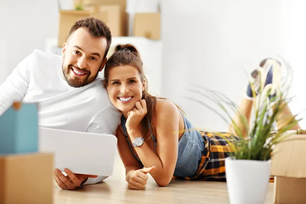 Glückliches erwachsenes Paar zieht aus oder in ein neues Zuhause — Stockfoto