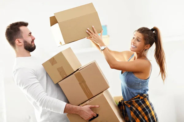 Gelukkige volwassen paar uit of in verhuizen naar nieuw huis — Stockfoto