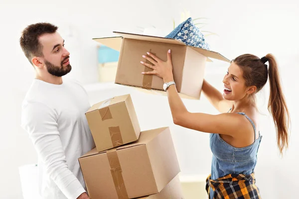 Счастливая взрослая пара переезжает или переезжает в новый дом — стоковое фото