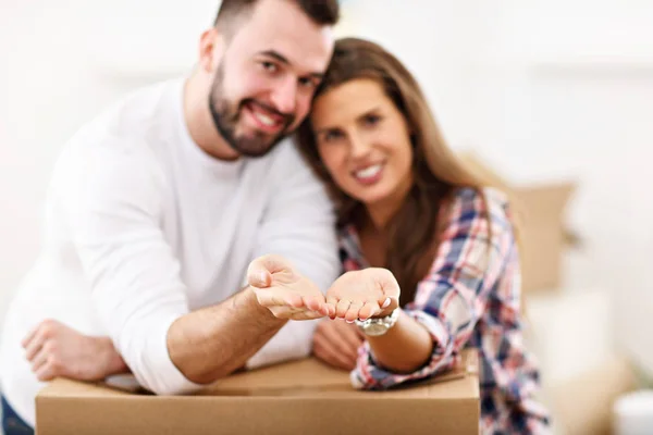 Счастливая взрослая пара переезжает или переезжает в новый дом — стоковое фото