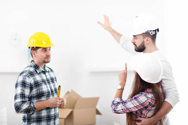 Casal adulto feliz mudando-se ou para casa nova — Fotografia de Stock