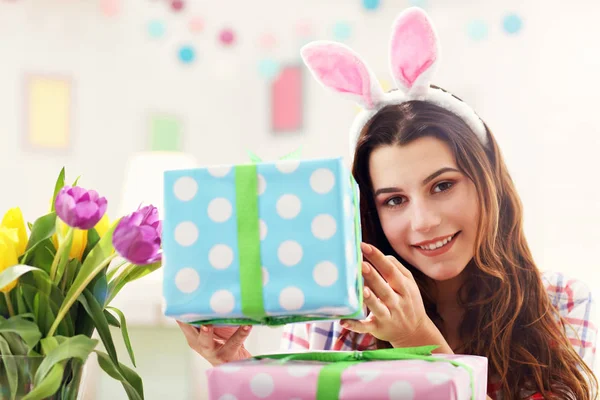 Mujer atractiva con regalos de Pascua —  Fotos de Stock