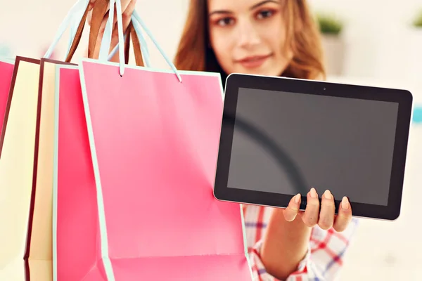 Mulher atraente comprar presentes de Páscoa on-line — Fotografia de Stock