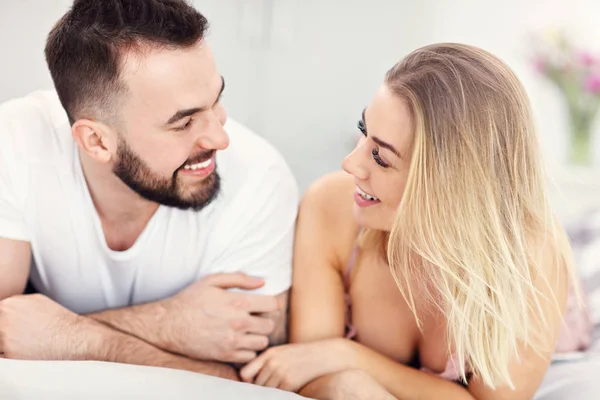 Adulto casal atraente na cama — Fotografia de Stock