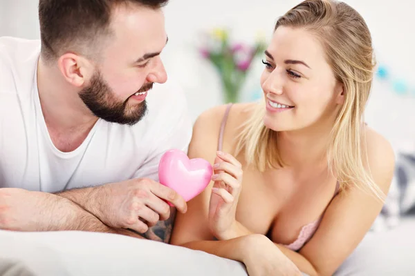 Volwassen aantrekkelijke echtpaar in bed — Stockfoto