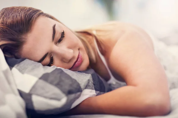 Volwassen aantrekkelijke echtpaar in bed — Stockfoto