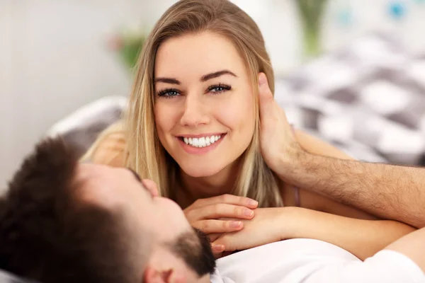 Adulto casal atraente na cama — Fotografia de Stock