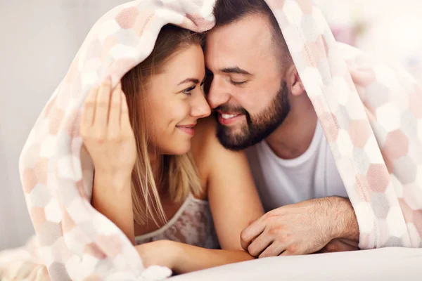 Dospělý atraktivní pár v posteli — Stock fotografie