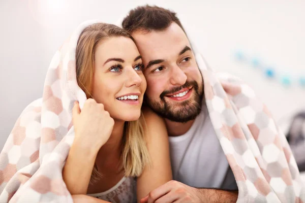 Adulti attraente coppia a letto — Foto Stock