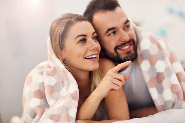 Adulto pareja atractiva en la cama — Foto de Stock