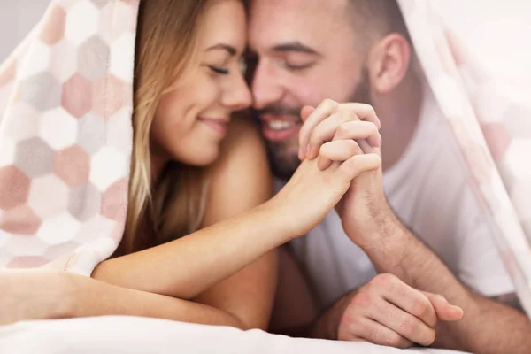 Dospělý atraktivní pár v posteli — Stock fotografie