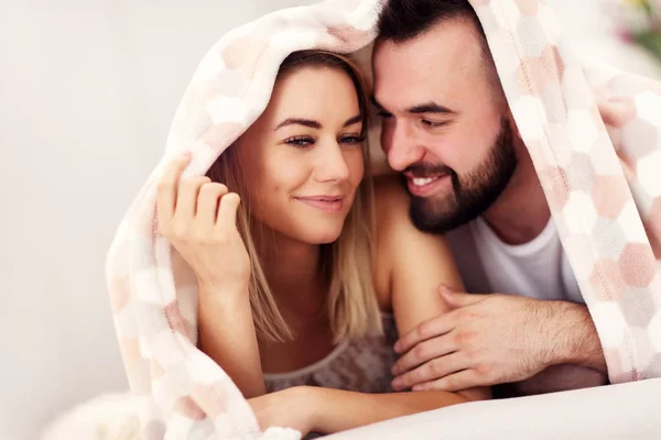 Volwassen aantrekkelijke echtpaar in bed — Stockfoto