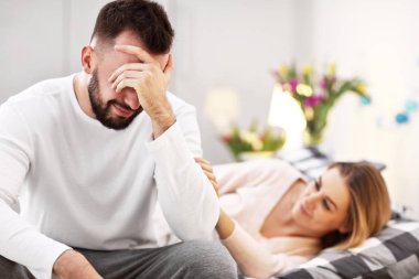 Having problem yatakta yetişkin çekici çift