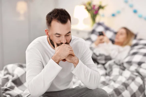 Volwassen aantrekkelijke echtpaar in bed having werkstuk — Stockfoto