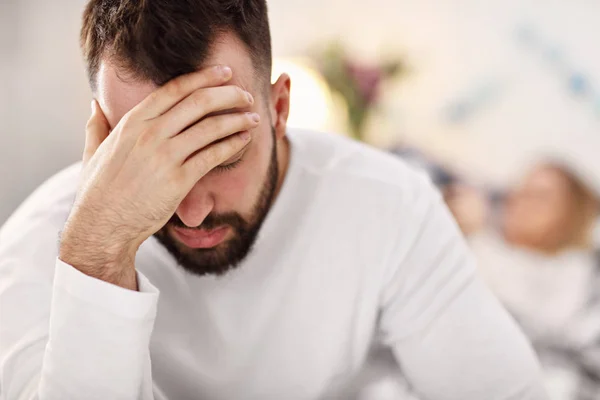 Volwassen aantrekkelijke echtpaar in bed having werkstuk — Stockfoto