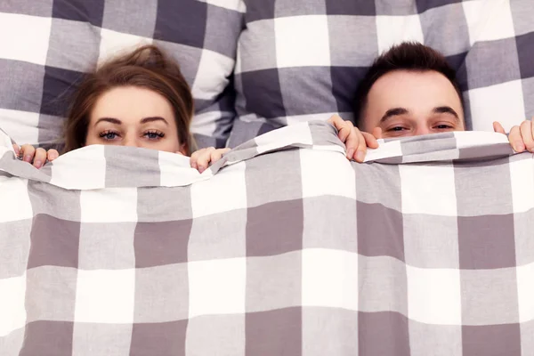 Adulto casal atraente na cama tendo problema — Fotografia de Stock