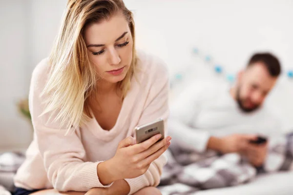 Volwassen aantrekkelijke echtpaar in bed having werkstuk — Stockfoto