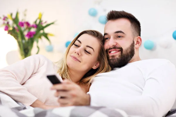 Paar in bed tv kijken — Stockfoto