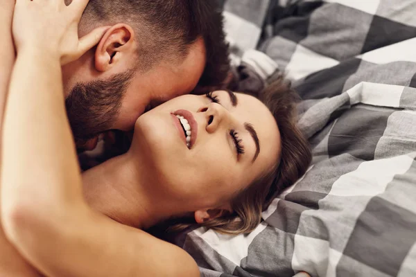 Seksi genç aşıklar yatakta samimi olmak