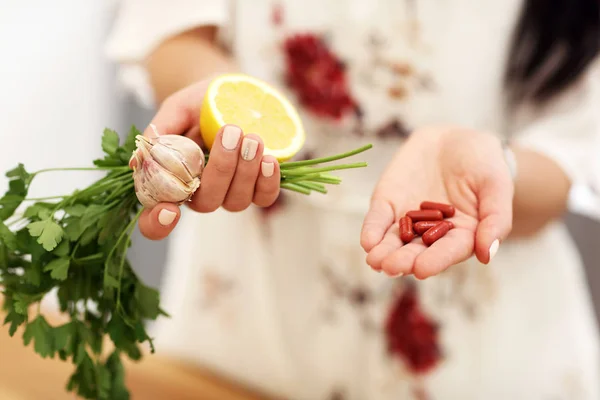 Ung kvinna med medicin och citron vitlök persilja — Stockfoto