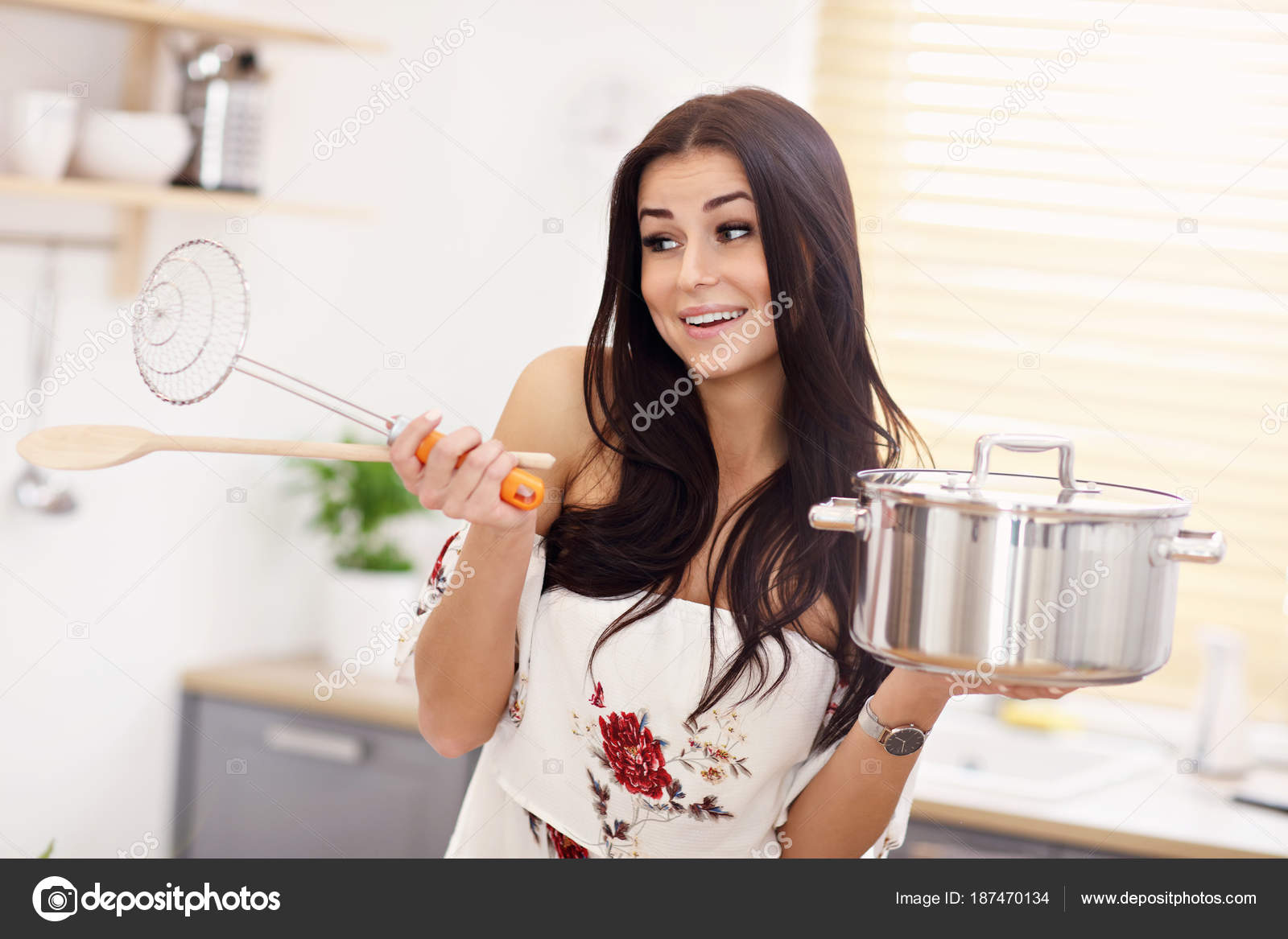 семья готовит вместе. Cook something. готовка пищи. женщина готовит. готовка на кухне.