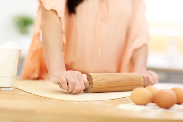 Молодая женщина пытается приготовить что-то на кухне — стоковое фото