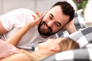 Yatakta yetişkin çekici çift