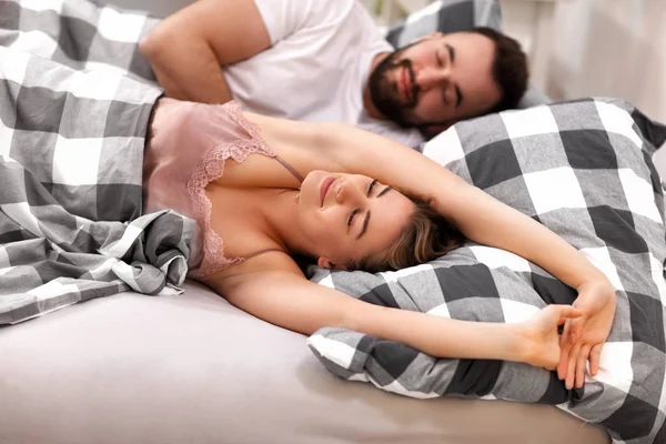 침대에 성인 매력적인 커플 — 스톡 사진