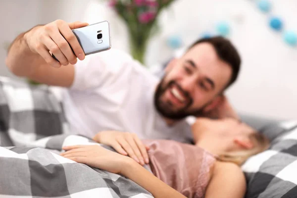 Volwassen aantrekkelijke echtpaar in bed — Stockfoto