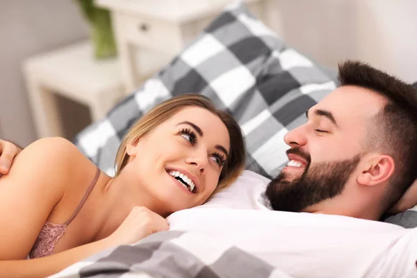 Adult cuplu atractiv în pat — Fotografie, imagine de stoc