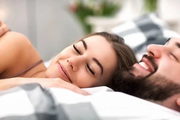 Adulto casal atraente na cama — Fotografia de Stock