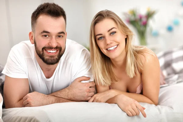 Adulto pareja atractiva en la cama —  Fotos de Stock