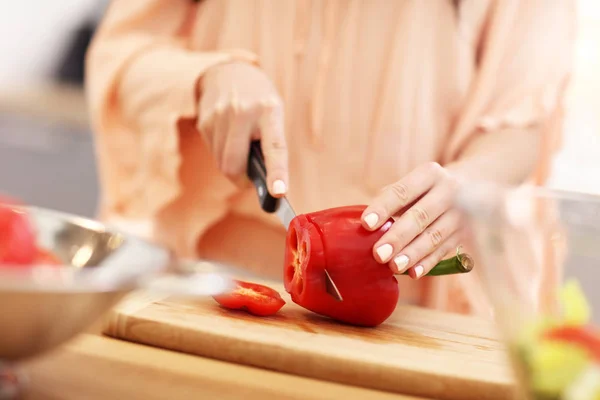 Mutlu kadın modern mutfak salata hazırlık — Stok fotoğraf