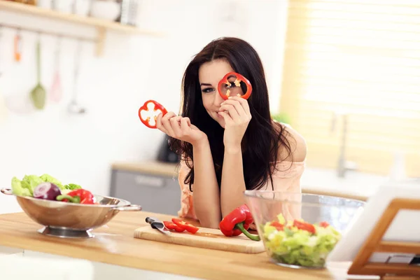현대 부엌에서 샐러드를 준비 하는 행복 한 여자 — 스톡 사진
